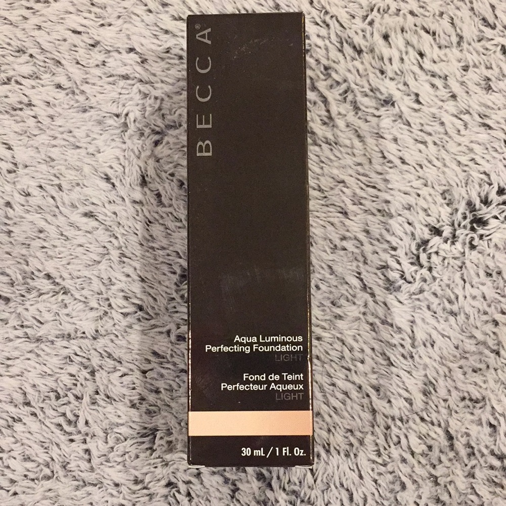 BECCA Aqua Luminous foundation in Light NWT